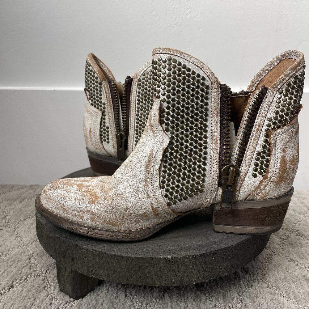Circle G By Corral Ladies Camel White Studs Ankle Booties